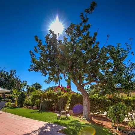 3 Bedroom Limni With Private Pool And Gardens, Aphrodite Hills * קוקליה