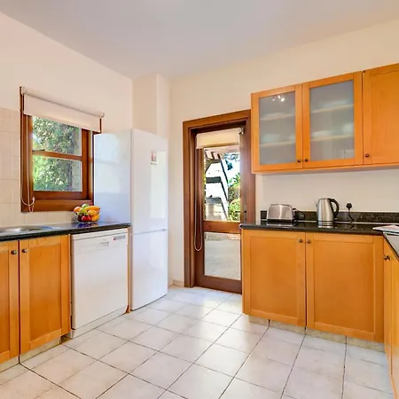 3 Bedroom Limni With Private Pool And Gardens, Aphrodite Hills Villa Kúklia