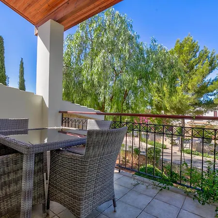 3 Bedroom Limni With Private Pool And Gardens, Aphrodite Hills 别墅