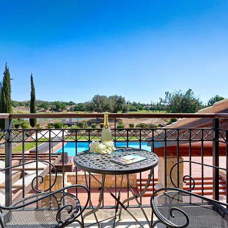 3 Bedroom Limni With Private Pool And Gardens, Aphrodite Hills 别墅 库克里亚