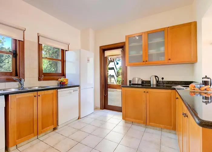 3 Bedroom Limni With Private Pool And Gardens, Aphrodite Hills Villa Kouklia